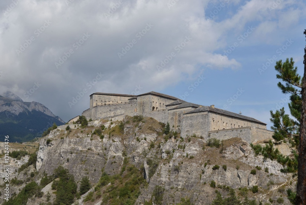 Fort Victor Emmanuel formant partie de la barrière de l'Esseillon dans les Alpes. Porte du parc national de la Vanoise Fort Victor Emmanuel formant partie de la barrière de l'Esseillon dans les Alpes. Porte du parc national de la Vanoise
