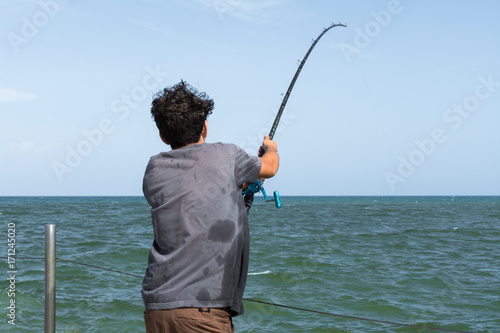 El pescador parece que pescó un gran pescado. 