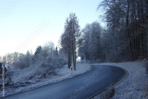 Straße mit Glatteis im Winter