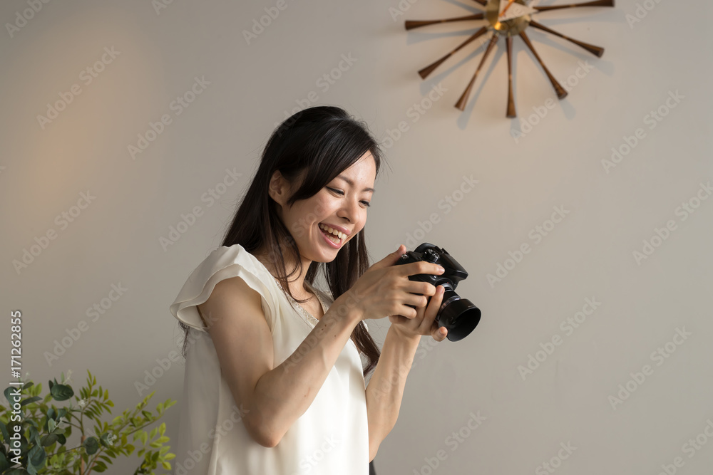 写真を撮る女性 写真を撮る女性