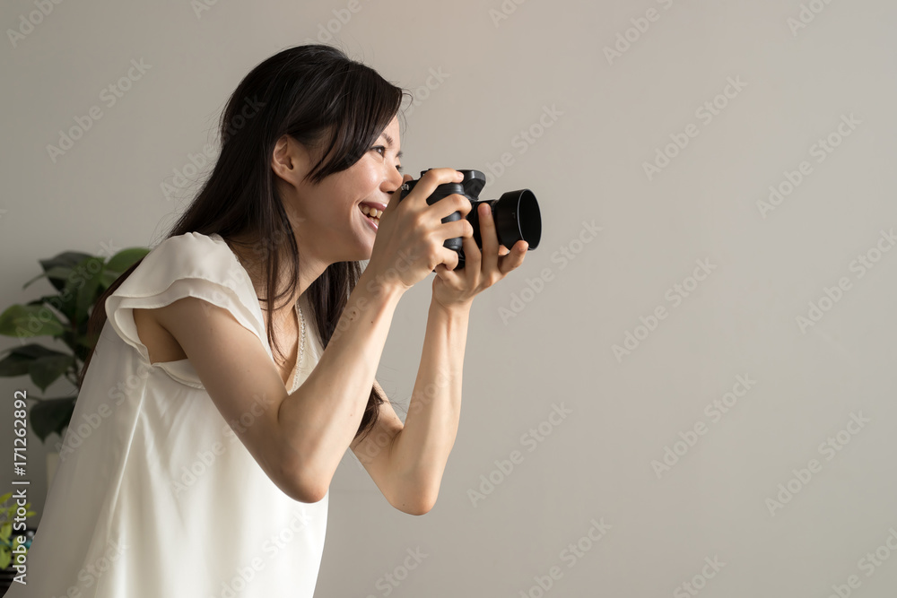 写真を撮る女性