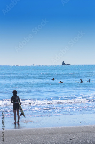 茅ヶ崎海岸 サーファーと烏帽子岩 photo