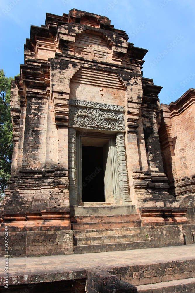 Naklejka premium The ruins of an old temple in Cambodia