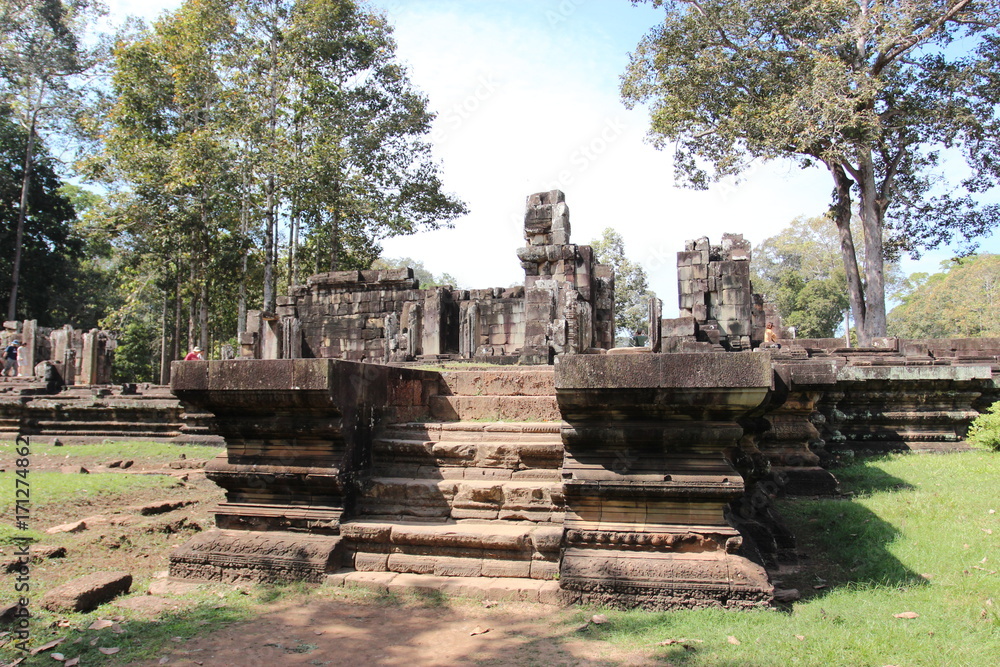 Fototapeta premium Ruins and walls of an ancient city in Angkor complex, near the ancient capital of Cambodia - Siem Reap