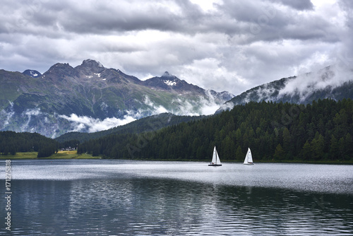 Fototapeta Naklejka Na Ścianę i Meble -  Der See von St. Moritz (Ley da San Murezzan) nach einem Gewitterregen 