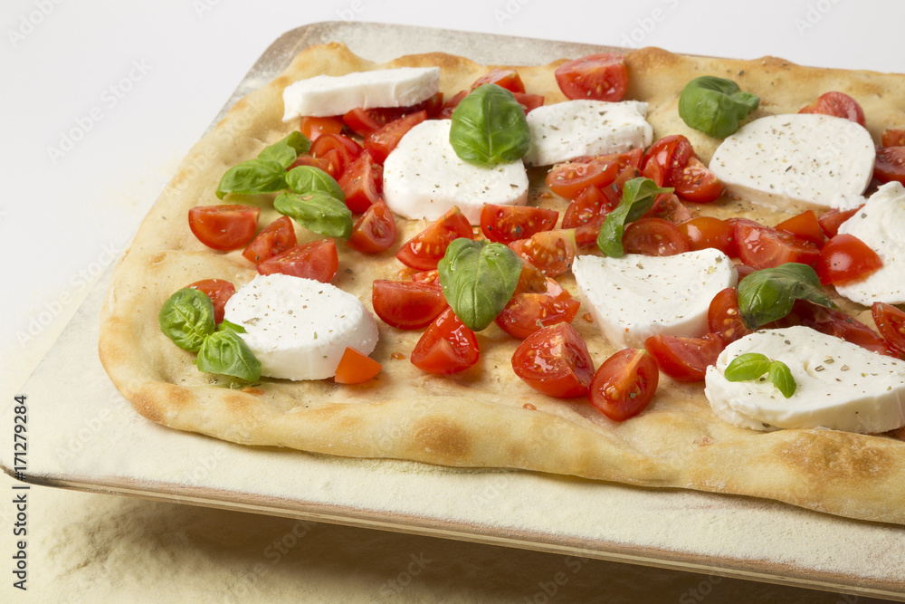Pizza con pomodori e mozzarella Pizza con pomodori e mozzarella