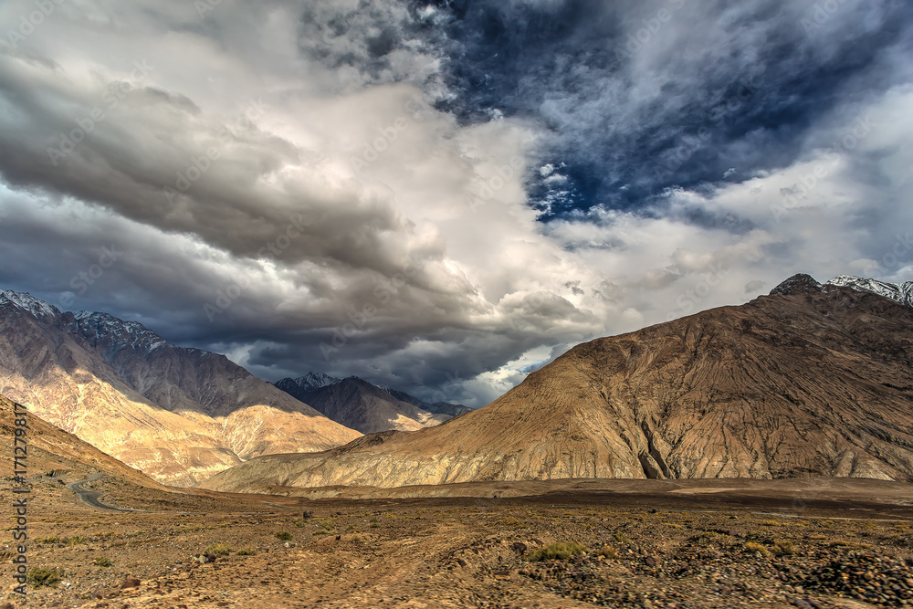 Fototapeta premium Storm clouds on the pass Khardungla 