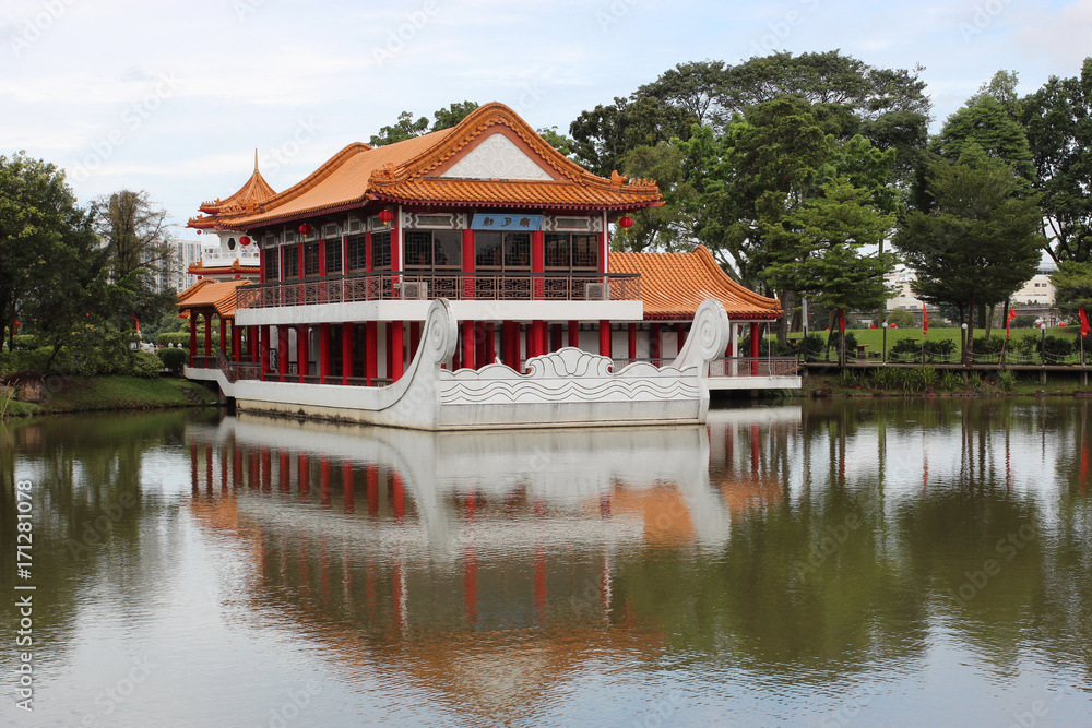 Fototapeta premium Stunning Asian Floating Ship