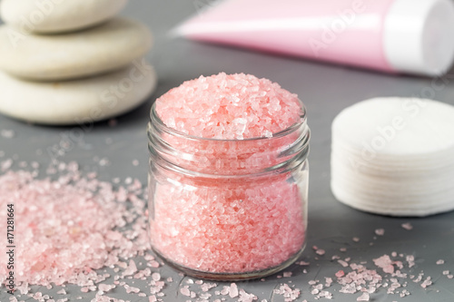 Foto Sea salt bath. Spa. Pink color