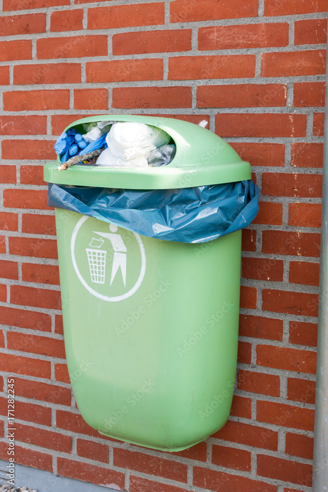 Mülleimer voll mit Abfall – keine Mülltrennung Stock-Foto | Adobe Stock