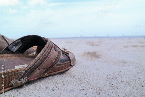 Flip Flops im Sand 
