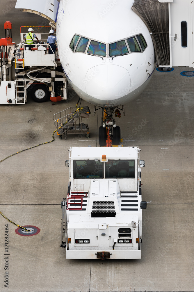飛行機 旅客機 トーイングカー トーイングトラクター Stock 写真 Adobe Stock