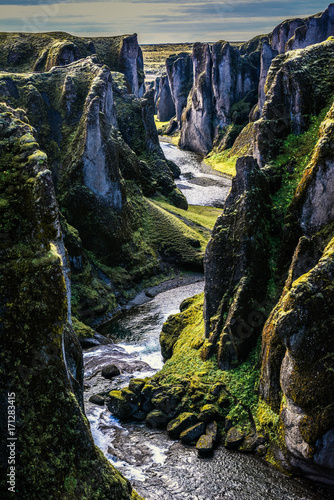 Foto Fjaorargljufur canyon in south Iceland, picturesque mountains and stream