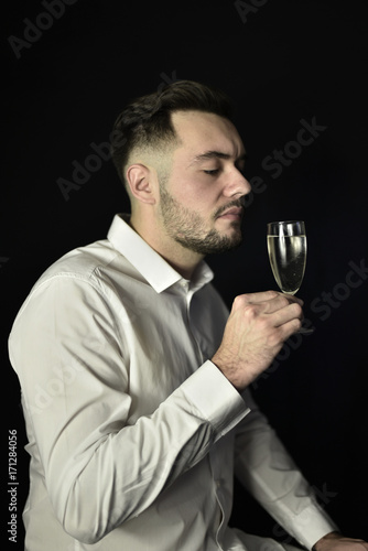 Homme dégustant un verre de vin