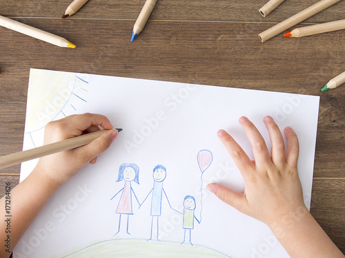 Kid drawing a happy family photo