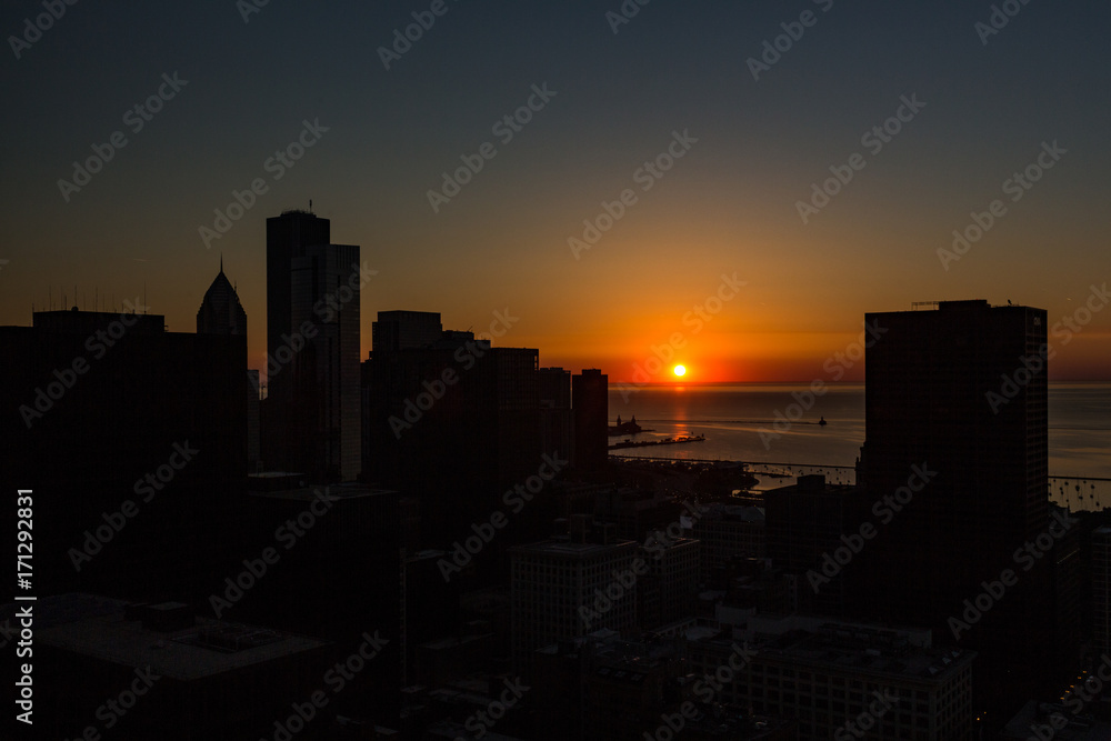 Sonnenaufgang hinter der Skyline von Chicago