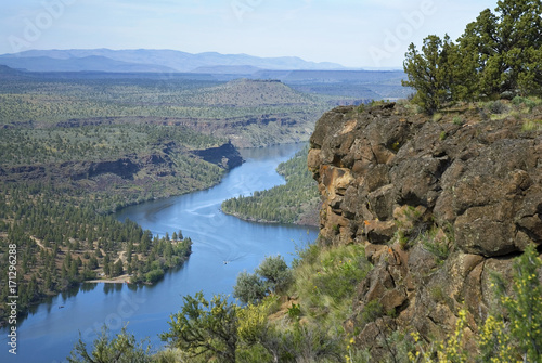 Foto Lake Simtustus, Central Oregon; boating on blue lake