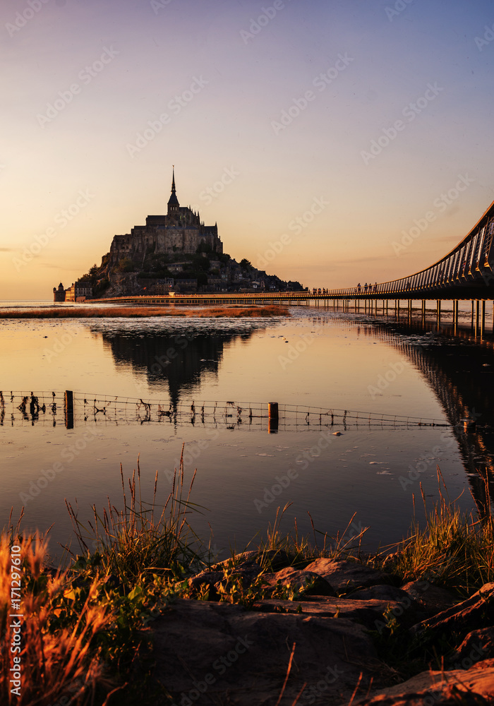 Der Mont-Saint-Michel in Frankreich bei Flut und Sonnenuntergang