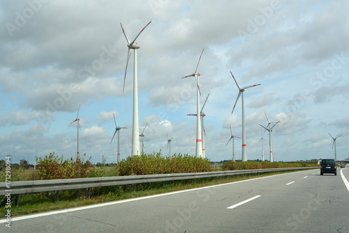 Windkraftanlagen an der Autobahn