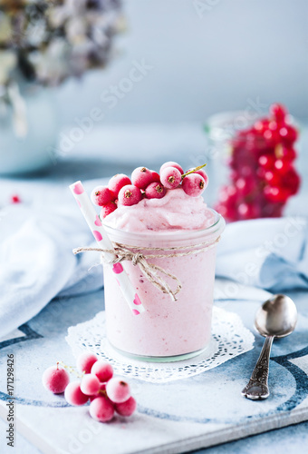 Nicecream - vegetarisches Dessert mit Johannisbeeren photo