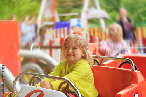 Quadro em tela happy little girl on roller coaster ride in amusement park