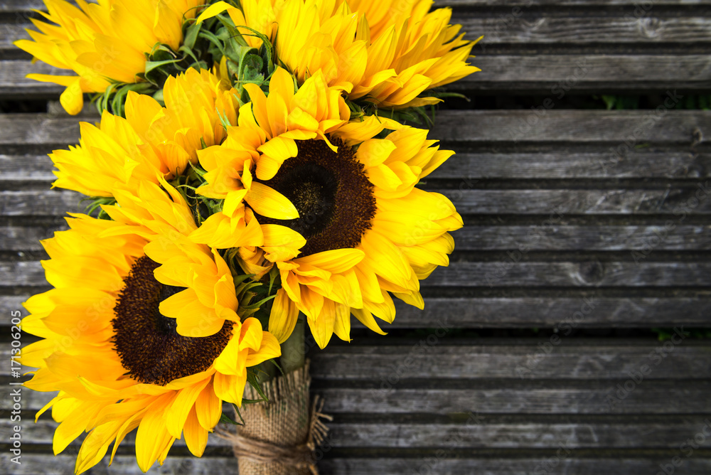 Obraz premium Yellow Sunflower Bouquet on Wooden Rustic Background