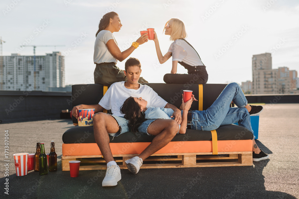 Obraz premium friends relaxing on roof