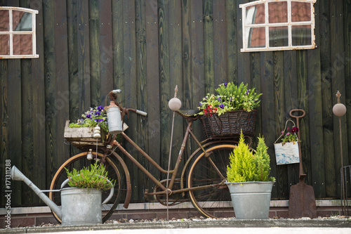 Dekoriertes Fahrrad mit Blumen