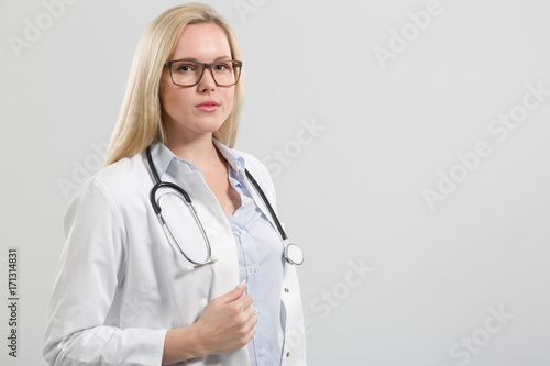 Junge hübsche Ärztin im Kittel mit Stethoskop photo
