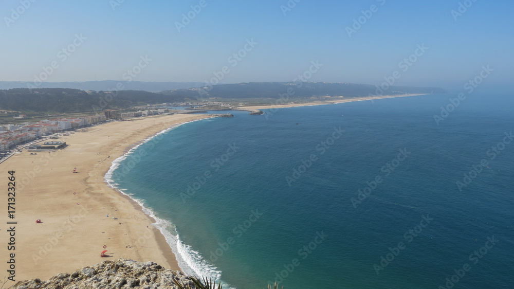 Portugal - Nazaré - Vue du Sitio sur la plage