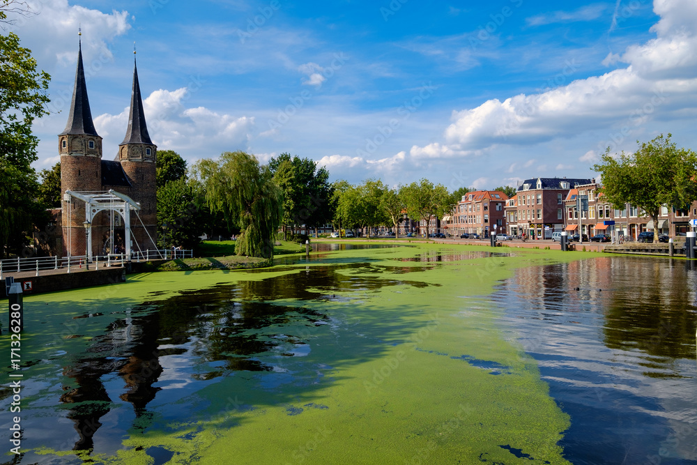 Gracht mit Turm in Delft/NL