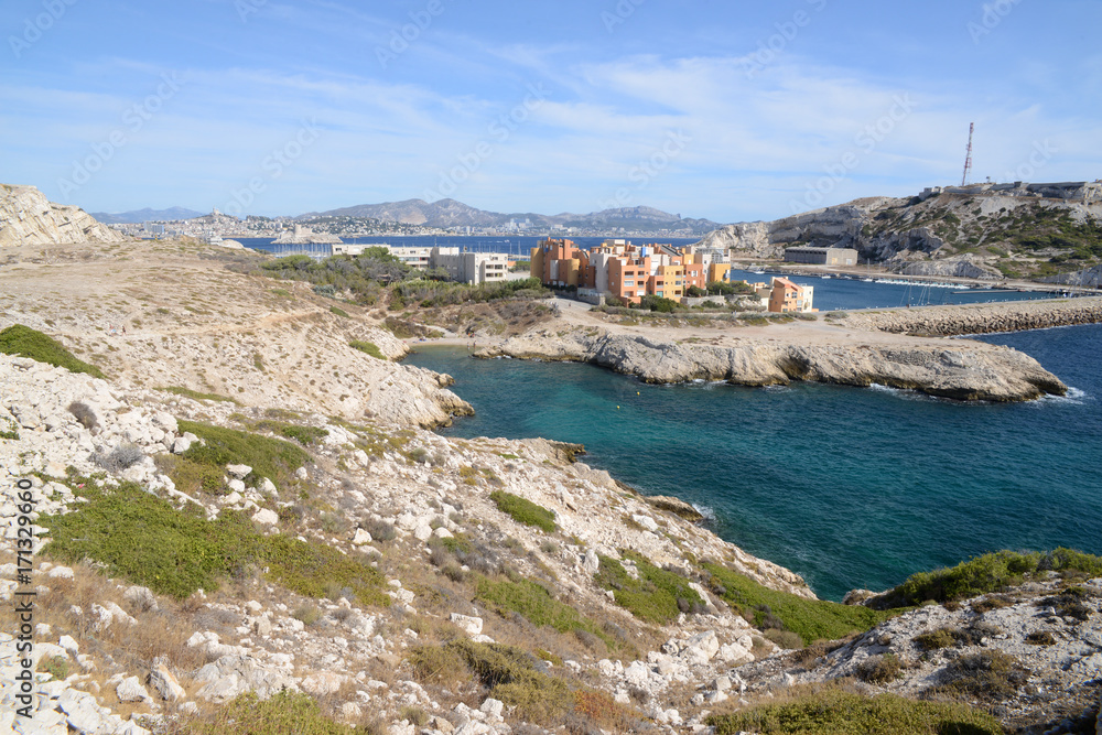 L'île du Frioul avec la ville de Marseille en fond d'image 