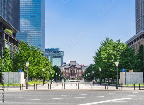 東京駅と丸の内のビル