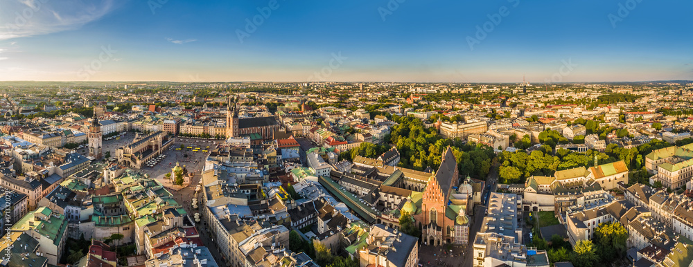 Kraków - panorama starego miasta z Rynkiem Głównym i Bazyliką Mariacką. Widok z lotu ptaka.  - obrazy, fototapety, plakaty 