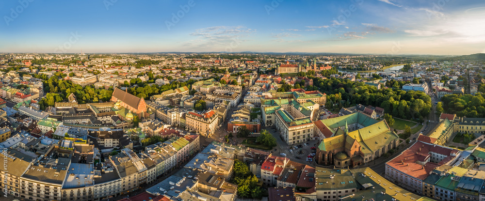 Fototapeta Kraków - panorama starego miasta z lotu ptaka. Widok na ulicę Grodzką i Bazylikę Franciszkanów.
