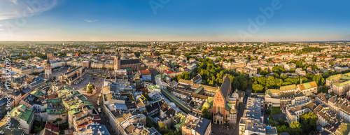 Kraków - panorama starego miasta z Rynkiem Głównym i Bazyliką Mariacką. Widok z lotu ptaka. 