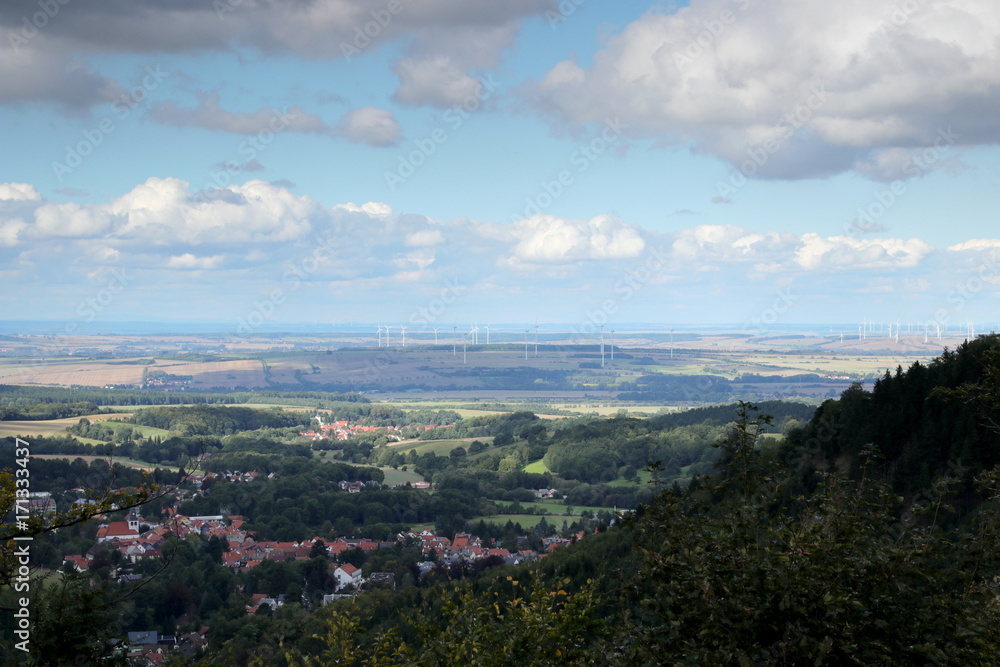 Blick ins Thüringer becken mit Windrädern