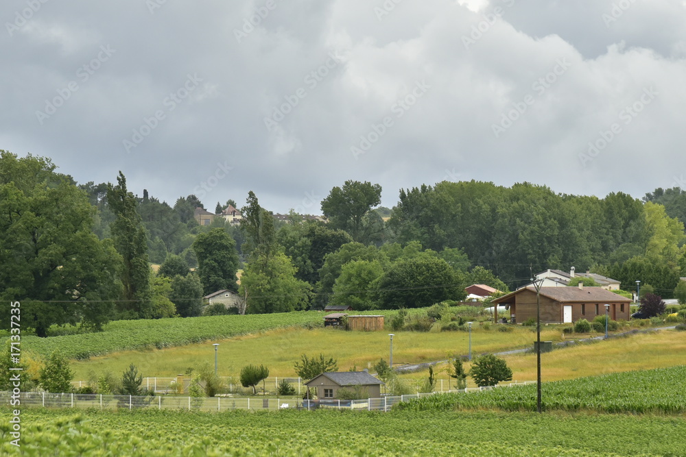 Quelques bungalows en pleine nature après le passage d'une averse intense à Champagne ,au Périgord Vert 