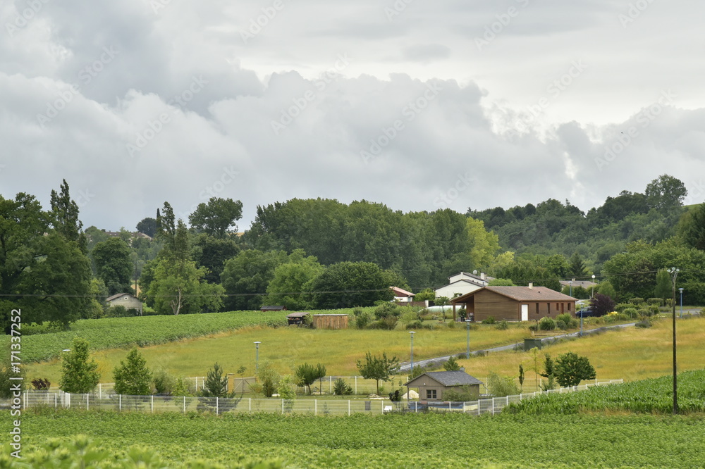 Quelques bungalows en pleine nature le long d'un bois après le passage d'une averse intense à Champagne ,au Périgord Vert 