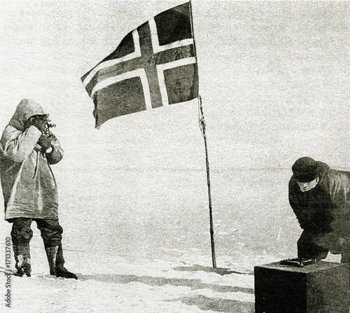 Photo Amundsen expedition - norwegian flag at the South Pole, 1911