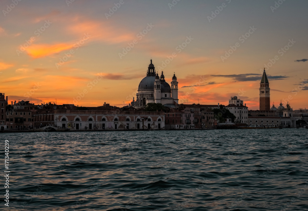 Vista de la historica ciudad de Venecia y  la catedral Santa María de la Salud Atardecer 
