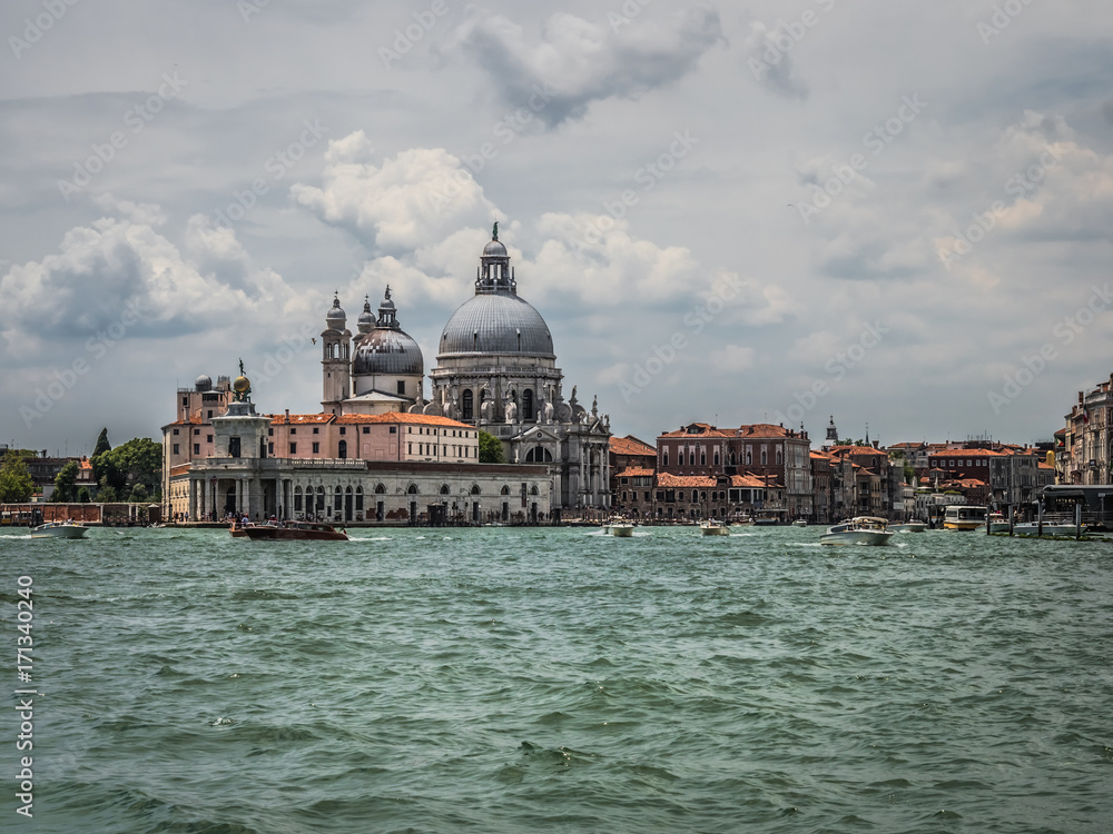 Hermosa vista de la ciudad de venecia, su  Catedral Santa María della Salute y el gran canal en un dia nublado