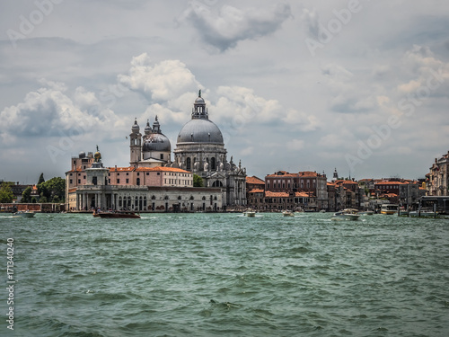 Hermosa vista de la ciudad de venecia, su Catedral Santa María della Salute y el gran canal en un dia nublado