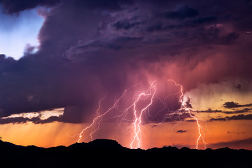 Keuken achterwand Onweer Bliksemschichten bij stormachtige zonsondergang  © JSirlin