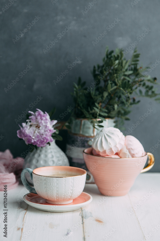 Fototapeta premium coffee and marshmallows on wooden background composition with flowers