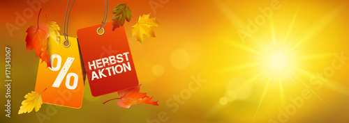 Herbstaktion - Hängende Etiketten mit Herbstblätter und sonniger Bokeh Herbst Kulisse