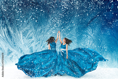 Foto Two beautiful women dancing in fairy tale forest