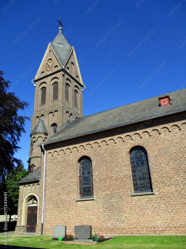 Obraz premium St. Matthias in Kirchtroisdorf