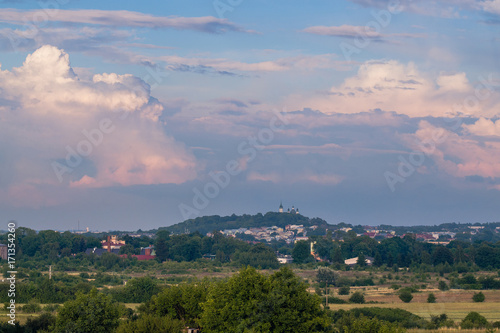 Chmury kłębiaste nad miastem