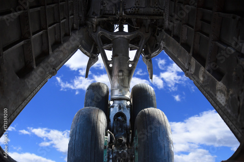 Fotografi airplane landing gear over blue sky. view from inside